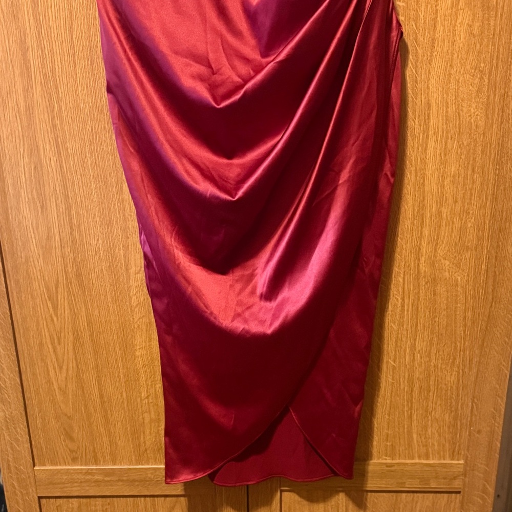 Chic Backless Red Dress - Picture 2 of 8